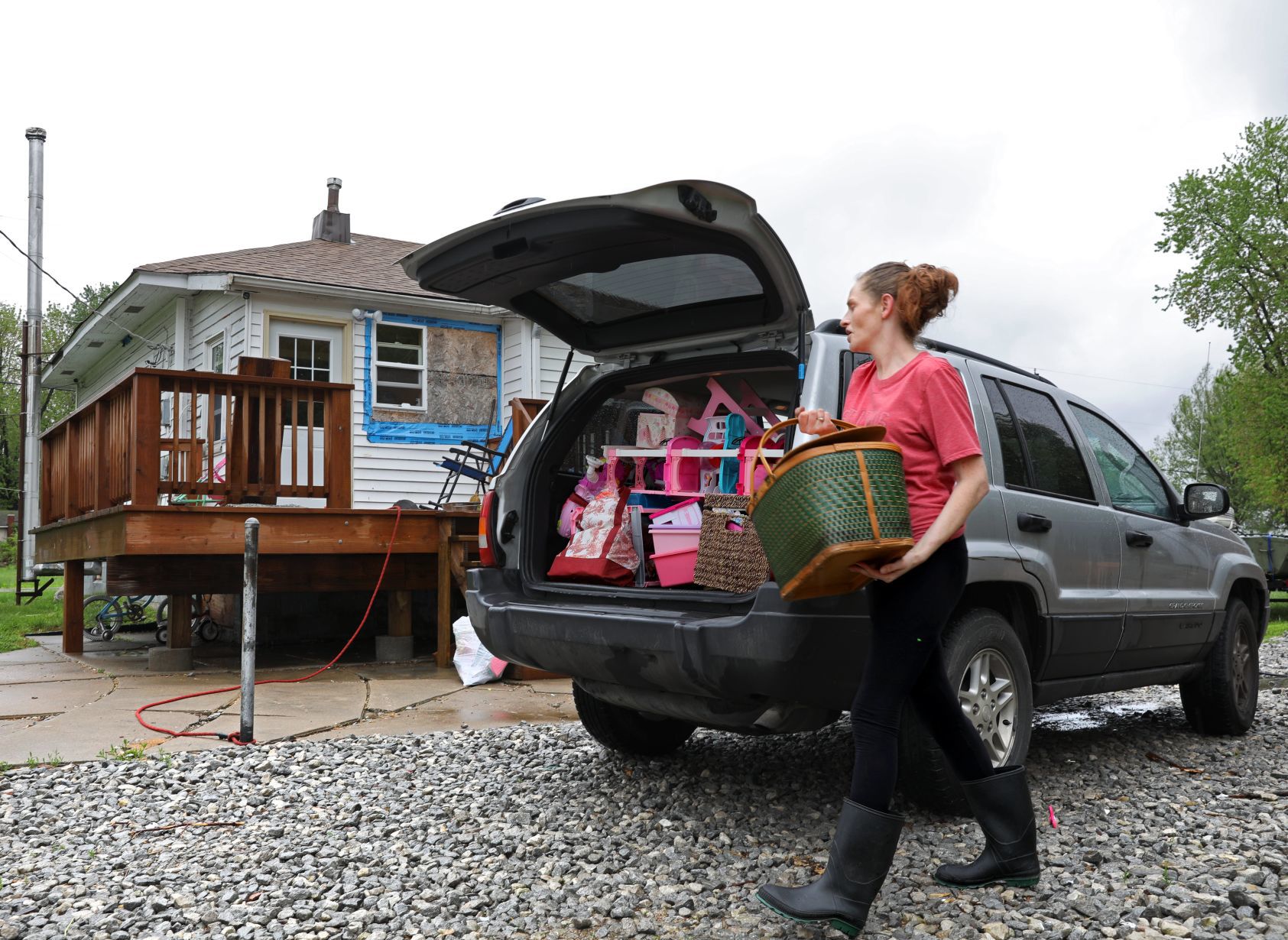 Rain, water levels threaten West Alton area